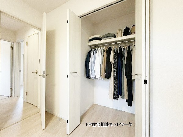 全居室フローリング　掃除に手間がかからないという点からも、お手入れしやすい便利な床材。