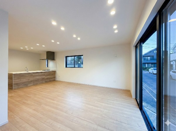 ご家族だんらんのスペースとなるリビング。家具の配置がしやすい広さを確保しつつ、窓が多い設計は色々な角度から光が取り込めるこだわりの間取りです。明るいリビングで寛ぐ新しい生活をスタートさせてみませんか。