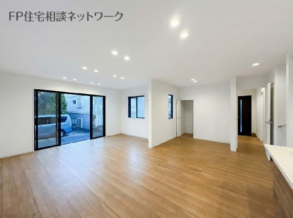 オープンでのびやかな空間を生み出す、こだわりの広がりとゆとり。家族と過ごす時間を大切にしたい方にぴったりの明るくゆとりある住空間です。南側の窓からの日差しがリビングの隅々までしっかりと届きます！