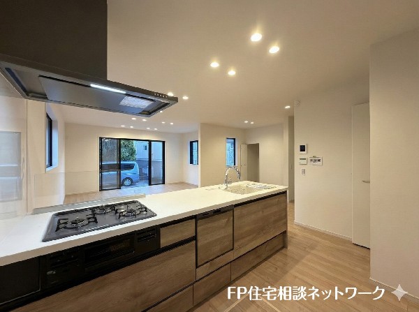 スライド収納付きのシステムキッチン。パスタ鍋や圧力鍋、フライパンなどもおしまい頂け、出し入れもスムーズ。収納たっぷりなので料理器具や調味料など細かな物も取りやすく、お子様と一緒にお料理も楽しめます。