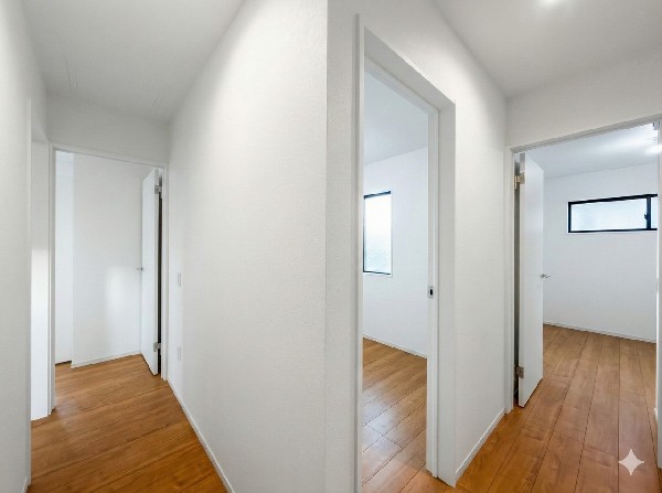 四季を通じて自然と触れ合えるスポットが周辺には盛りだくさん！お散歩やジョギング、週末のご家族での遊びに最適です。目の前に広がる開放感とゆとり、暮らしの夢を育む理想の住まいがここにはあります。