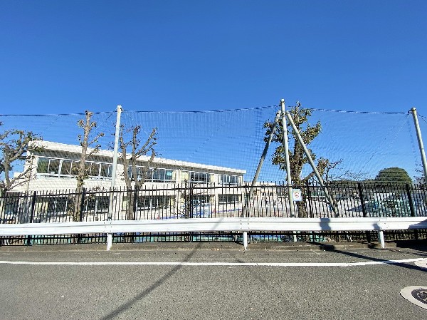 周辺環境:川崎市立片平小学校(学校教育目標「風になろう わ になろう かたひらの子」　なかよく語り合い協力しあう、豊かな人間性をはぐくむ教育。)