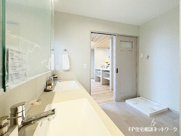 キッチンからつながる洗面室は効率のより家事動線をつくります。忙しい朝の時間を有効に使えますね！