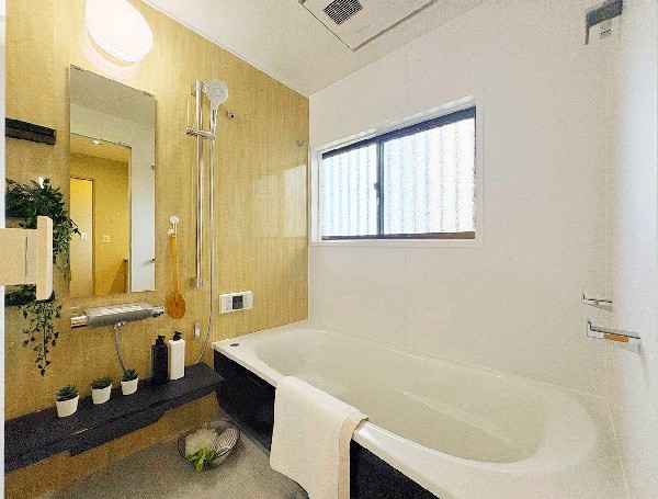 ゆったりとくつろげる綺麗な浴室。時間短縮でシャワーだけの方も多いですが、一日の疲れを癒すため湯船に浸かれば心身ともにリラックス！