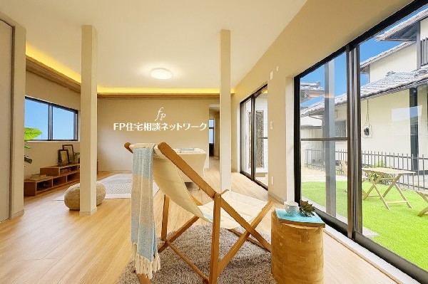 開放感のあるお庭を眺めながら、ゆったり寛げる空間！窓からたっぷりと光が注がれる明るいリビング。家族団らんのひとときを快適な空間で過ごせます。