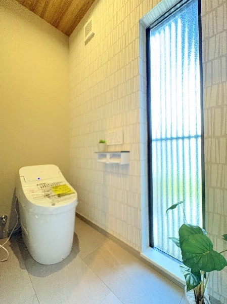 洗浄のための水を貯めておくタンクがない水道直結方式のトイレ。一般的なタンク式のトイレと比べると、圧迫感のない、すっきりとしたデザインとなります。