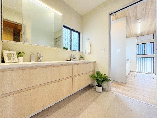 広々としたワイドタイプの洗面台に洗面ボウルが2つ！は朝の忙しい時間帯も家族が並んで使える快適な設計。おしゃれなインテリアと実用性を兼ね備え、毎日の暮らしがより豊かに！