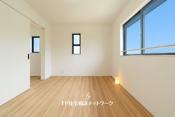 2階は3部屋からなるプライベート空間です。お部屋の隅々まで明るい印象の居室。おひさまの光を、爽やかな風をたっぷりと取り込めます。
