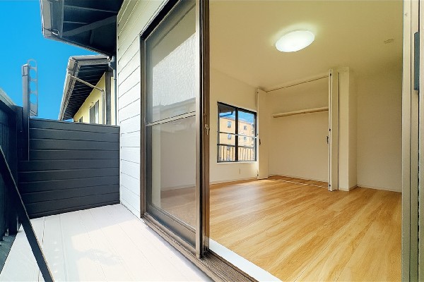 外観:南からの明るい光が差しこむ陽だまりの空間。南に面したバルコニーでお洗濯もあっという間に乾きそう。家事もスムーズにこなせる。太陽の匂いが感じられる心地よさ。