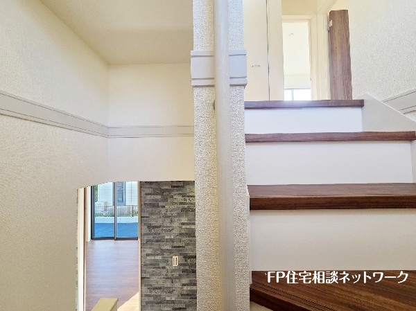 階段部分には自然の光を取り込むことの出来る、窓を配置しており明るい空間！お掃除の際には空気の換気などにも便利です。