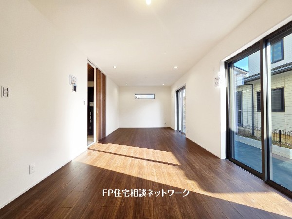 オープンな空間を生み出す、広がりとゆとり。家族と過ごす時間を大切にしたい方にぴったりのゆとりある住空間です。日差しがリビングの隅々までしっかりと届きます。