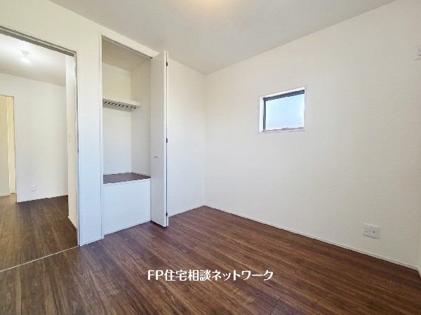 光を取り込みやすい2面採光の居室は日当良好。クローゼットの完備で収納スペースも十分。お子様にとっての「自分の部屋」。学習デスクやベッドの配置もラクラクです。