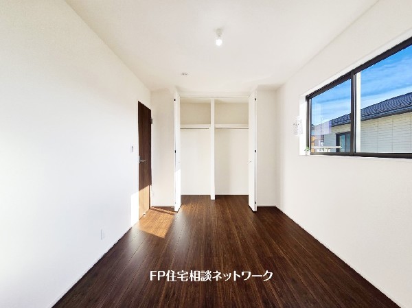 収納力が豊富な大型クローゼット。普段着やスーツはもちろんのこと、コート類などもしっかり掛けられます。奥行きもあり、部屋がスッキリしますね。