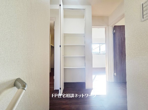 マルチにご使用いただける収納スペースを設けました。お掃除用具、書類関係などもスッキリ片付くのでごちゃごちゃせず、スッキリと広々使えます。