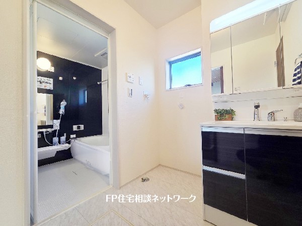 鏡の裏に収納棚を確保した三面鏡を採用。化粧品や歯ブラシなどを機能的に収納。