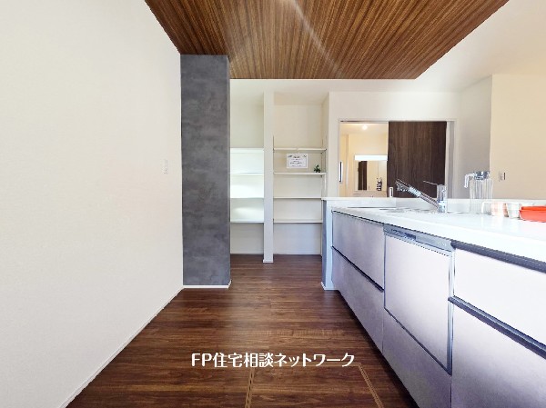 新しいキッチンは食事の支度も楽しく出来る。お手伝いをしてくれるお子様と並びながら準備や片付けが出来るキッチンは、ご家族のコミュニケーションを育む場として活躍します。