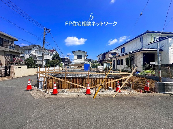 外観:北西角地に位置し解放感があり、前面道路は車通りも少なく幅員も4.6ｍ以上あるのでお車の運転が苦手な方でも安心です。