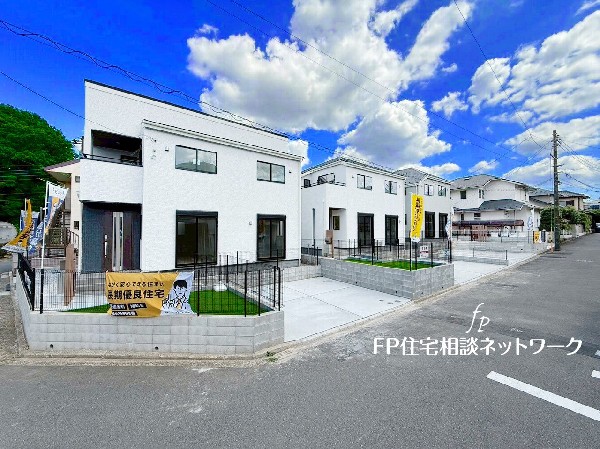 外観:【類似外観同仕様】施工例のため分譲中の建物とは外壁、屋根開口部等の形状・仕様が異なります