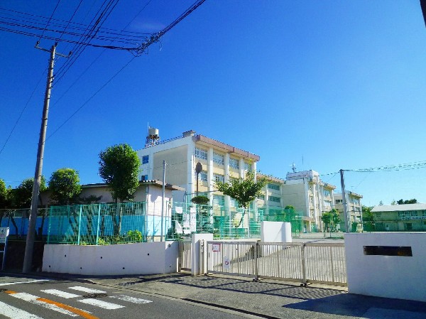 周辺環境:犬蔵中学校 (教育目標は、「生命・いのちを尊重し、生きる力を育む」。生徒たちにとって伸び伸びと過ごせる楽しい環境づくりを目指しています。)