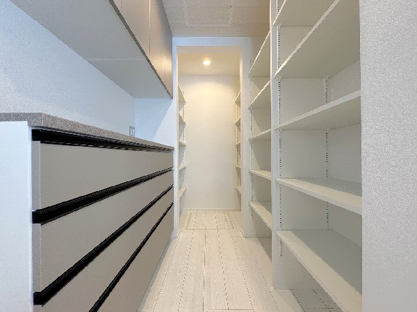 キッチン隣には、ストック食材やキッチン家電の収納に便利なパントリー収納付です。大きなお弁当箱などのシーズン品、レシピ本など収納できます。これだけのスペースがあるとスッキリ片付きます。