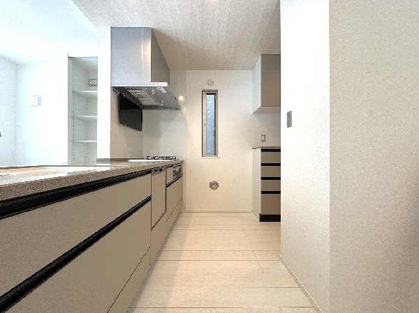 スライド収納付きのシステムキッチン。パスタ鍋や圧力鍋、フライパンなどもおしまい頂け、出し入れもスムーズ。収納たっぷりなので料理器具や調味料など細かな物も取りやすく、お子様と一緒にお料理も楽しめます。