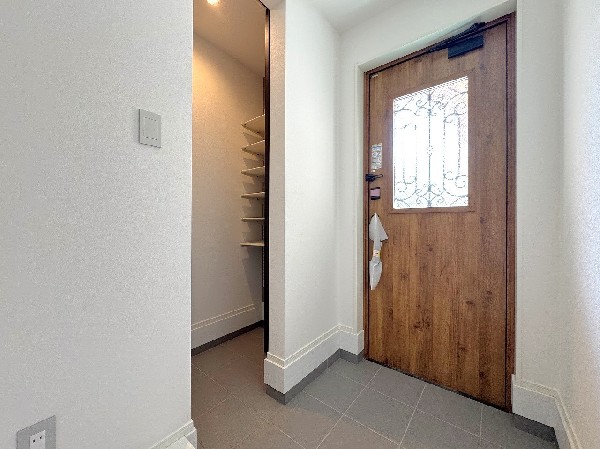 大容量のウォークインシューズクローゼットが嬉しい住まい。ご家族全員の靴はもちろん、お子様のおもちゃやベビーカー、パパのゴルフバック、カー用品などかさ張る物もスッキリまとめておしまい頂けます。