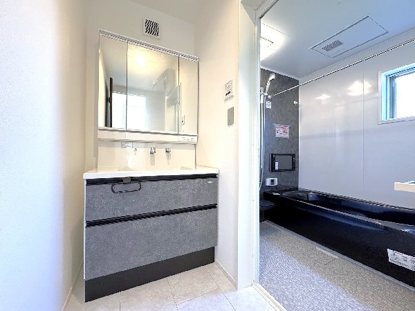 ゆとりの洗面スペースで朝の身支度も快適スムーズに。面鏡で髪のセットやお化粧もストレスなくこなせ、朝から気分良く通勤通学に向かえそうですね！鏡の裏にはたっぷりと収納スペースを標準装備！