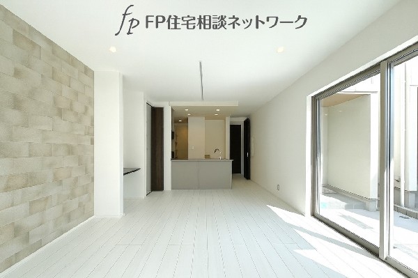 オープンでのびやかな空間を生み出す、こだわりの広がりとゆとり。家族と過ごす時間を大切にしたい方にぴったりの明るくゆとりある住空間です。南側の窓からの日差しがリビングの隅々までしっかりと届きます！