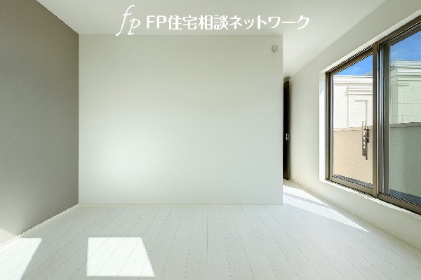 光が取り込みやすい2面採光の居室。日当たり良好です。しっかりとした大きさのクローゼットを完備し、収納スペースも十分。