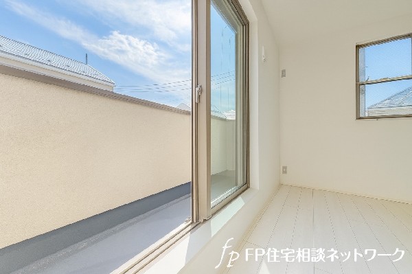 南からの明るい光が差しこむ陽だまりの空間。南に大きく面したバルコニーでお洗濯も干せばあっという間に乾きそうで家事もスムーズにこなせますね！乾いたお洗濯物からは太陽の匂いが感じられる心地よさ。