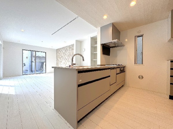 毎日使うキッチン周りが綺麗で清潔に保たれていると、お料理を作るのも楽しくなりますよね。おしゃれなペンダントライトや飾り棚など、機能性とデザイン性を持たせたキッチンで気持ちよくお料理が出来そうです。