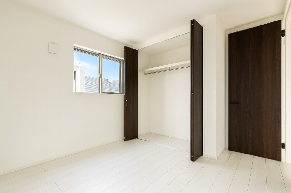 全居室には大型の収納クローゼットを完備！普段使いのお洋服や小物はもちろん、季節物のお洋服などもしっかりと整理整頓おしまい頂けます。居室空間をより広く隅々までお使いいただけますね。