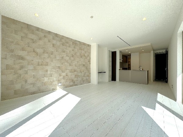 家族の一体感を感じられる広々としたスペース。家族と過ごす時間を大切にする方にピッタリのゆとりの住空間です。お子様が元気に走り回っても安心して見守れます。家族の笑い声が今にも目に浮かびそう。