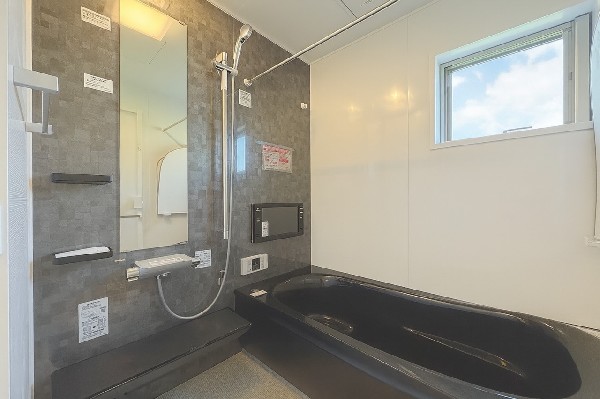 ご家族との憩いの場として、一日の疲れを癒す場として、ゆったりと足を伸ばしてくつろげる綺麗で清潔感のある色味の浴室。気持ちの良い光と爽やかな風をたっぷりと取りこめる開閉式の窓も設置しています。