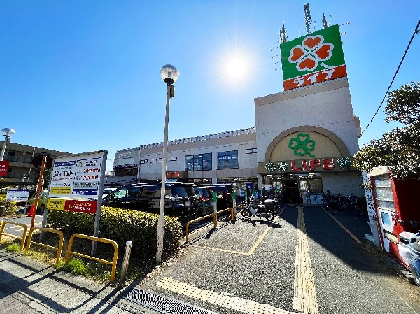 周辺環境:ライフ宿河原店　(スーパーマーケット ライフは、「安全と安心」「鮮度と品質」「信頼とサービス」にこだわっています。　)