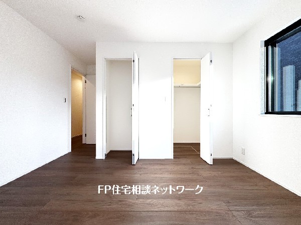 収納力が豊富な大型クローゼット。普段着やスーツはもちろんのこと、コート類などもしっかり掛けられます。奥行きもあり、部屋がスッキリしますね。