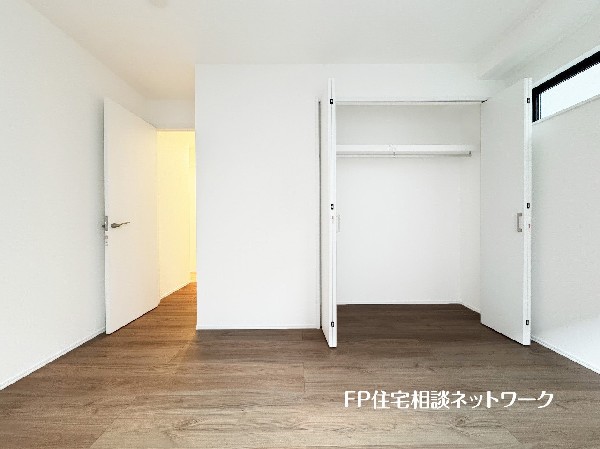 全居室には大型の収納クローゼットを完備。普段使いのお洋服や小物はもちろん、季節物のお洋服などもしっかりと整理整頓出来る。