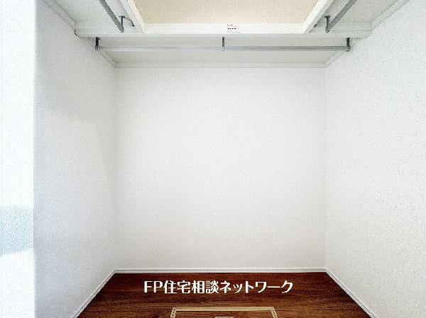 ウォークインクローゼットのある住まいで収納上手な生活を実現。衣類だけでなく、箱物や思い出の品もたっぷり収納できます。