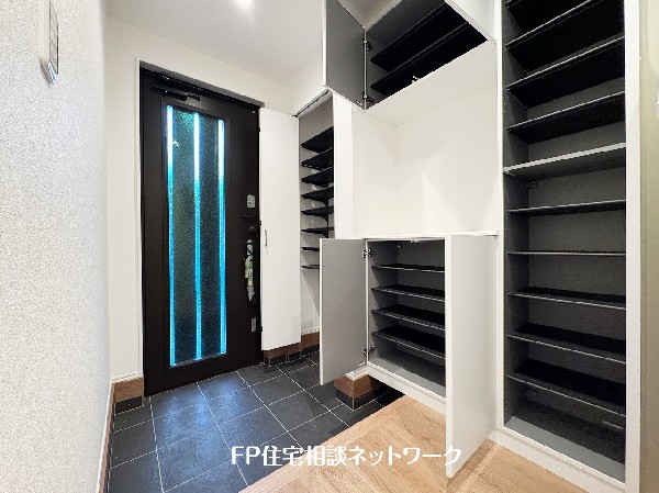 散らかりがちな玄関をスッキリと保てる玄関収納は、家の中に入る時最初に目に付く場所だからこだわりたい。落ち着いた色目が、室内のカラーやデザインと調和。