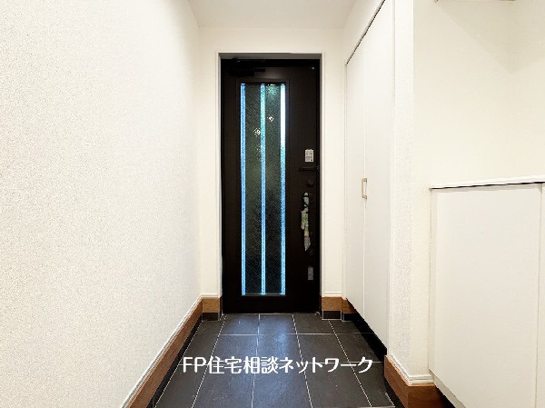 玄関ホールがスッキリ広々としていると帰る時も出ていく時も気持ちが良い。来客を出迎える玄関が綺麗ならその家の印象が良くなる。