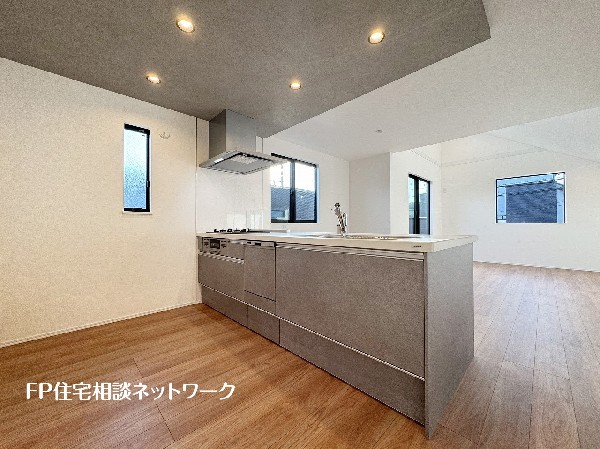 リビングで遊ぶお子様を見守りながらお料理が出来る対面式カウンターキッチンは、料理をしながらご家族との会話を楽しめます。毎日のお料理も楽しくなりますね。