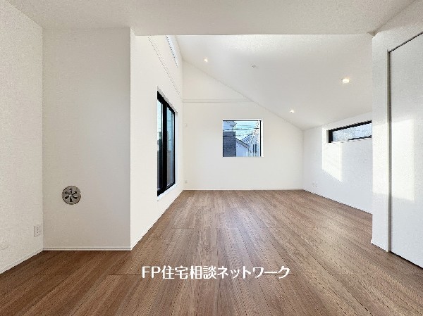 大切な家族が集まるからこそLDKにはこだわりたい。日当たりのよい広いＬＤＫを、子供たちが元気に走り回っている姿を見た時「広い家にして良かった」と思う。