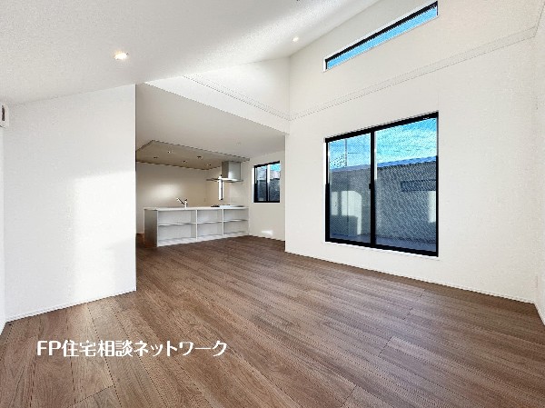 開放感を演出する勾配天井。実際の広さよりも空間の広がりを感じるので、より開放的な気分になります。天井が高い、お洒落なＬＤＫを演出できます。