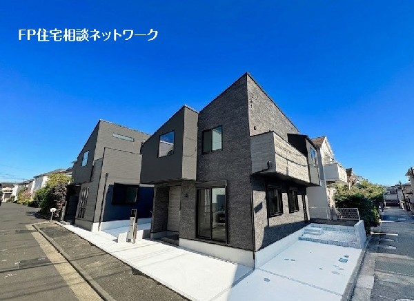 外観:2階建てが建並ぶ閑静な住宅街に位置したデザイナーズ住宅、収納も多く大型4LDKの間取りです。