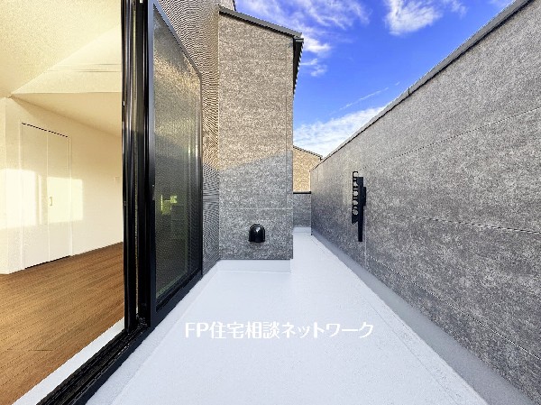 外観:南面バルコニーは太陽の温もりをめいいっぱい受け止めてくれます。太陽の光と爽やかな風を受けたお洗濯物はあっという間に乾き、取りこむ時には太陽の匂いを感じられそう。