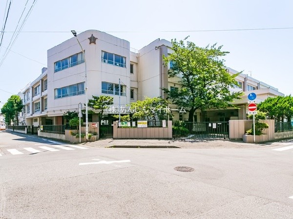 周辺環境:東大島小学校　(昭和30年（1955年）4月、向小学校からわかれて開校しました。学校教育目標は『明るくたくましい生き方のできる人間の育成』)