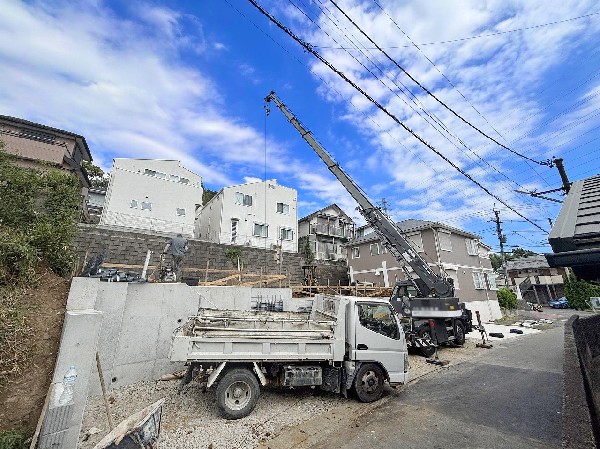 外観:前面道路は車通りも少なく小さなお子様が車道に飛び出してしまう心配も少ないので安心です。