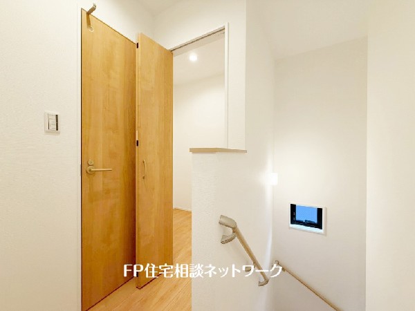 階段部分には自然の光を取り込むことの出来る、窓を配置しており明るい空間！お掃除の際には空気の換気などにも便利です。