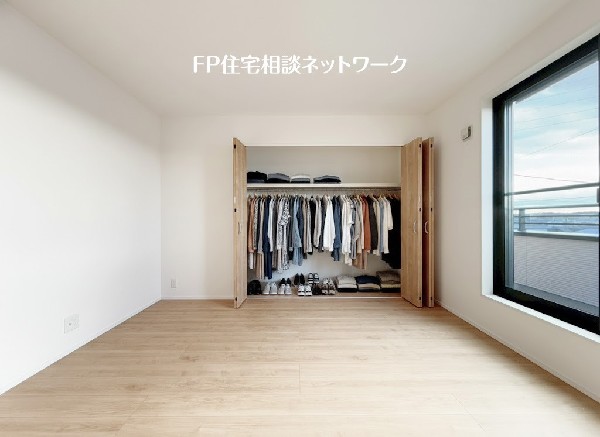 全居室には大型の収納クローゼットを完備。普段使いのお洋服や小物はもちろん、季節物のお洋服などもしっかりと整理整頓出来る。居室空間を隅々まで使えるのが嬉しい。