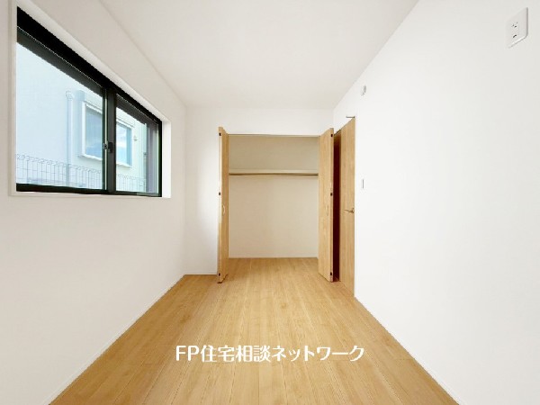 収納力が豊富な大型クローゼット。普段着やスーツはもちろんのこと、コート類などもしっかり掛けられます。奥行きもあり、部屋がスッキリしますね。